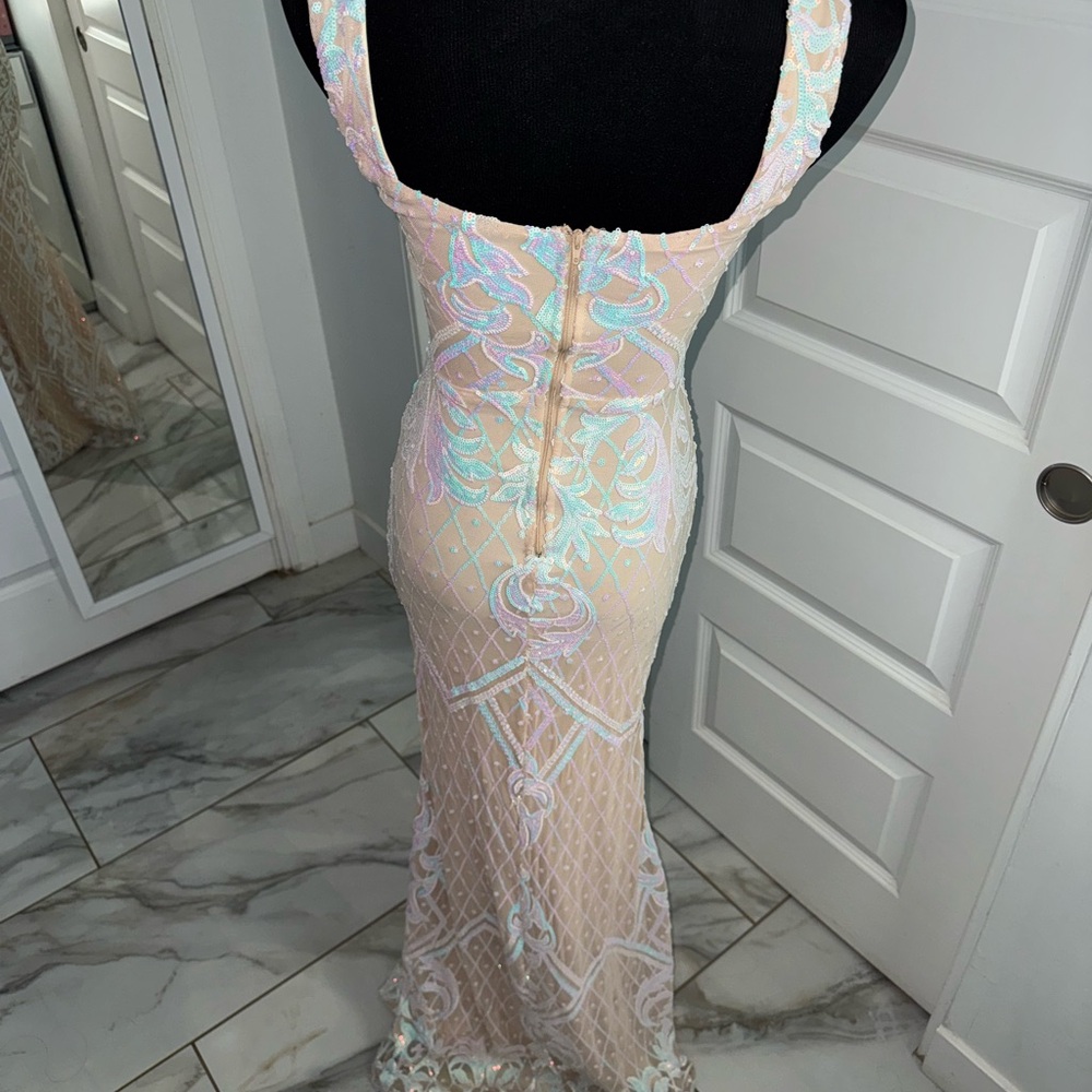 Elegant Lace Evening Gown - Picture 3 of 3